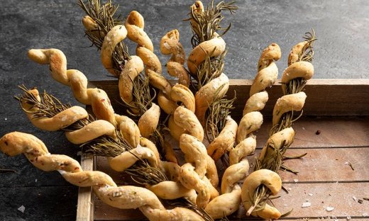 Κριτσίνια με μυρωδικά από τον Άκη Πετρετζίκη