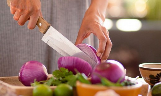 Το κόλπο του ΤikTok για να κόβεις κρεμμύδια χωρίς μαχαίρι