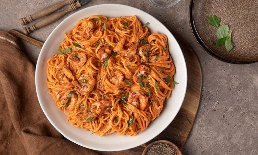 Γαριδομακαρονάδα με ντομάτα και κρέμα γάλακτος από τον Άκη Πετρετζίκη