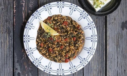 Σπανακόρυζο κοκκινιστό από τον Άκη Πετρετζίκη