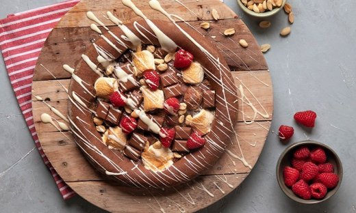 Σοκολατένια πίτσα με raspberries από τον Άκη Πετρετζίκη