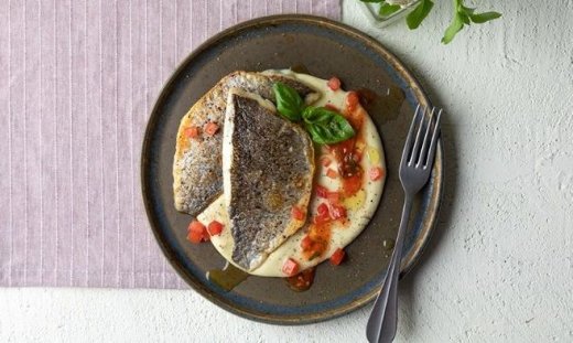 Τσιπούρα σοτέ με πουρέ φινόκιο και βινεγκρέτ ντομάτας από τον Άκη Πετρετζίκη