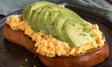 Αβοκάντο τοστ με αυγά scrambled από τον Άκη Πετρετζίκη
