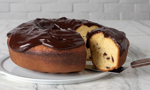 Σιροπιαστό κέικ πορτοκαλιού με κομμάτια σοκολάτας από τον Άκη Πετρετζίκη