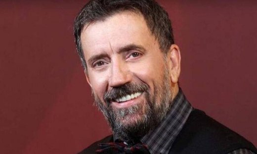 Σπύρος Παπαδόπουλος: Το cosy σπίτι του και η vintage βιβλιοθήκη με το πορτρέτο του!