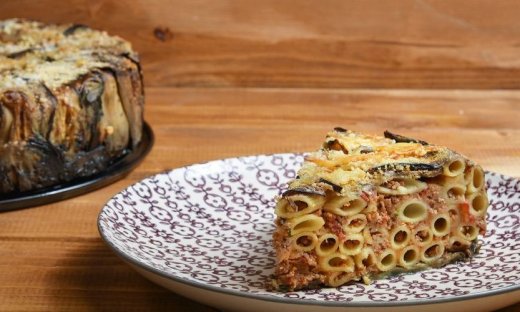 Μακαρονόπιτα με μελιτζάνες από τον Άκη Πετρετζίκη