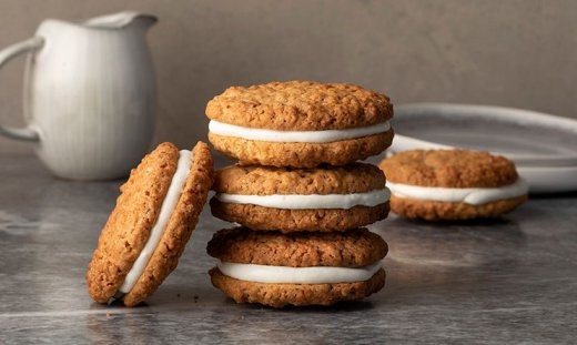 Μπισκότα βρόμης με κρέμα από τον Άκη Πετρετζίκη