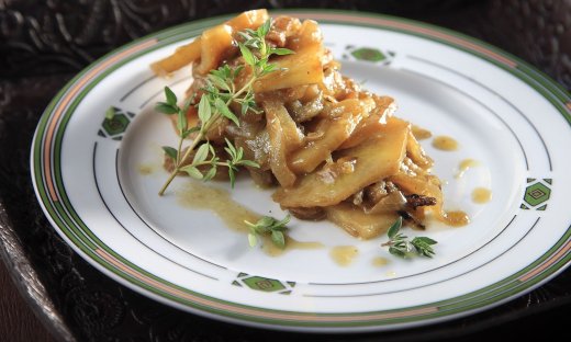 Ψητές πατάτες με καραμελωμένα κρεμμύδια (Πατάτες Λιονέζ) από τον Άκη Πετρετζίκη