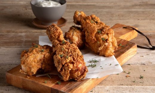 American fried chicken από τον Άκη Πετρετζίκη