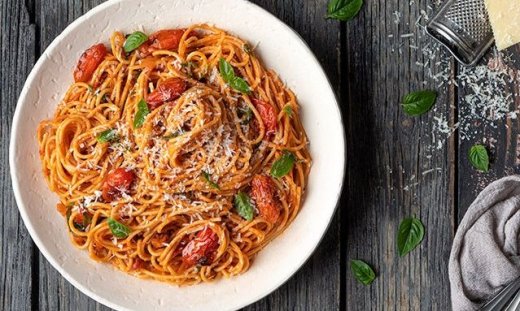 Σπαγγέτι ναπολιτάνα με ψητά ντοματίνια από τον Άκη Πετρετζίκη