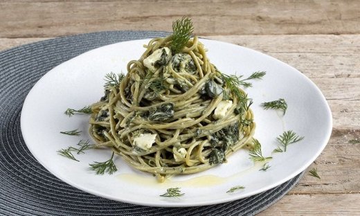 Μακαρονάδα με σπανάκι και φέτα από τον Άκη Πετρετζίκη