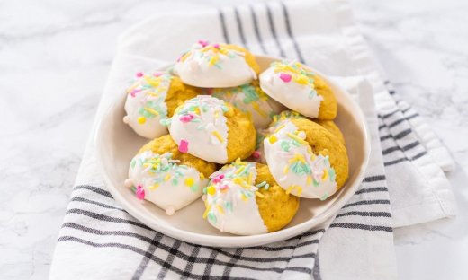 Πασχαλινά νηστίσιμα μπισκότα με λευκή σοκολάτα