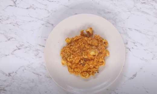 Κοκκινιστά καλαμαράκια με ρύζι από τον Άκη Πετρετζίκη