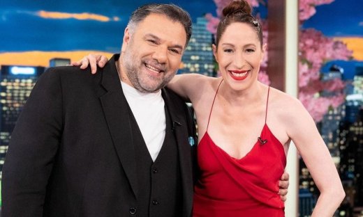 O πραγματικός έτερος εγώ της Κόρας Καρβούνη είναι η δίδυμη αδερφή της Βικτωρία