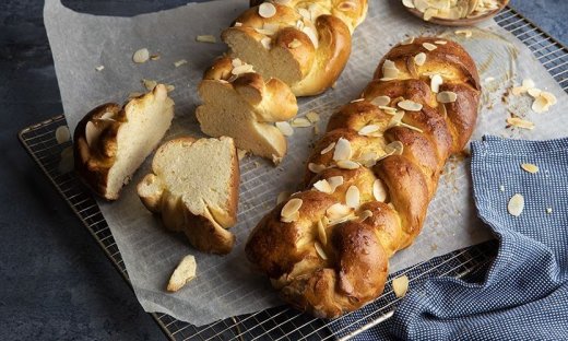 Τσουρέκι χωρίς γλουτένη από τον Άκη Πετρετζίκη