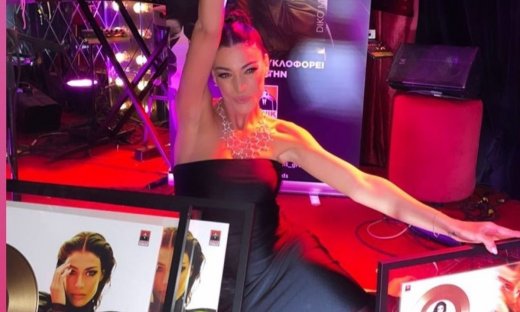 Η 29χρονη Ήβη Αδάμου έγινε «χρυσή» και το γιόρτασε με το πιο ωραίο φόρεμα