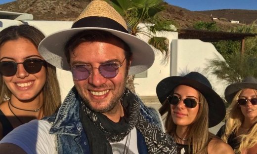 «57 είσαι και φαίνεσαι» είπαν οι Νεφέλη και Δανάη Λιβιεράτου για τον πατέρα τους και τα γενέθλιά του