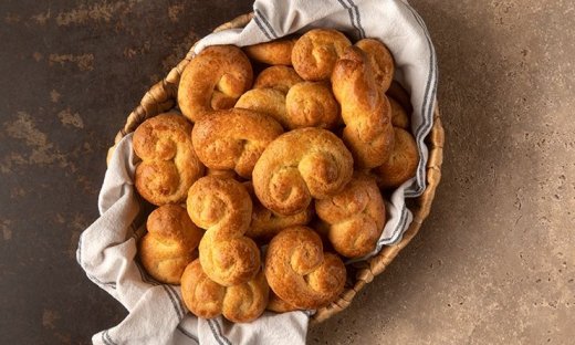 Εύκολα πασχαλινά κουλουράκια χωρίς μίξερ από τον Άκη Πετρετζίκη