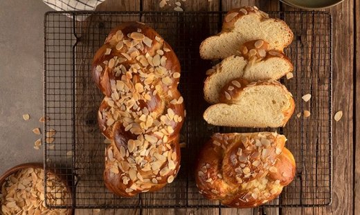 Τσουρέκι χωρίς μίξερ από τον Άκη Πετρετζίκη