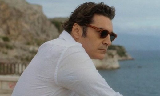 Στο σπίτι του Χριστόφορου Παπακαλιάτη στους Παξούς: Η επιστροφή για τον Maestro & η άγνωστη ιστορία