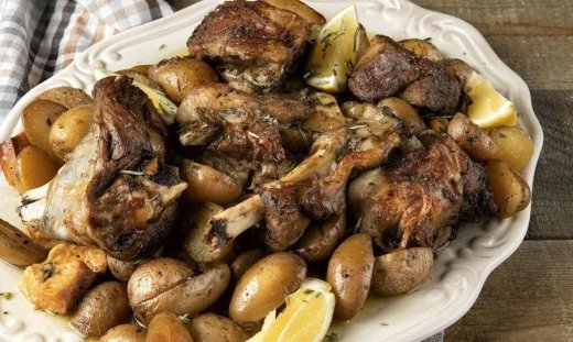 Αρνί κλέφτικο από τον Άκη Πετρετζίκη