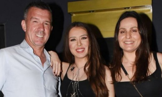 Νικόλ Σαραβάκου: Η 27χρονη καλλονή τραγουδίστρια κόρη του θρυλικού Σαραβάκου