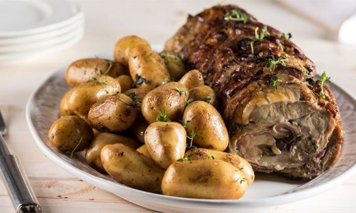 Θρακιώτικο αρνί γεμιστό στον φούρνο από τον Άκη Πετρετζίκη