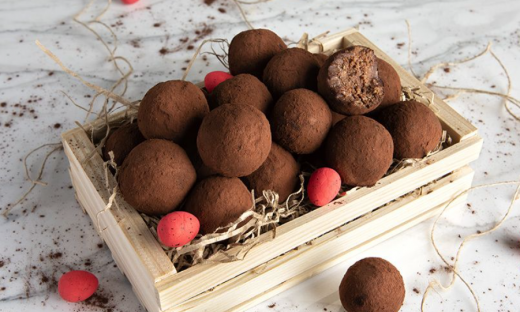 Τρουφάκια με πασχαλινά κουλουράκια από τον Άκη Πετρετζίκη