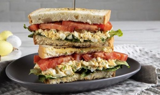 Sandwich με αυγά από τον Άκη Πετρετζίκη