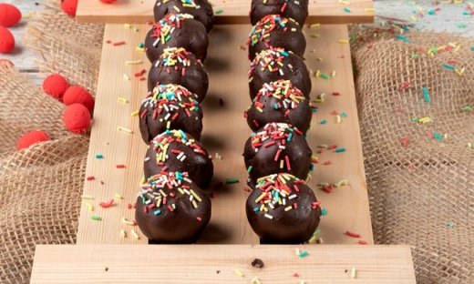 Τρουφάκια με τσουρέκι από τον Άκη Πετρετζίκη