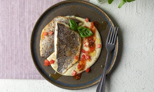 Τσιπούρα σοτέ με πουρέ φινόκιο και βινεγκρέτ ντομάτας από τον Άκη Πετρετζίκη