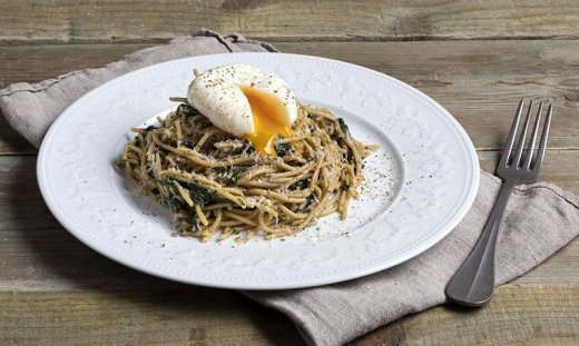 Healthy αυγά φλωρεντίν με σπαγγέτι (high protein) από τον Άκη Πετρετζίκη