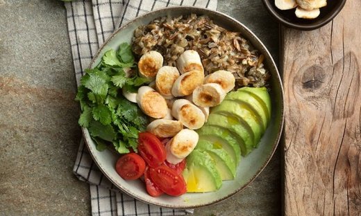 High protein bowl με λουκάνικο κοτόπουλου από τον Άκη Πετρετζίκη!