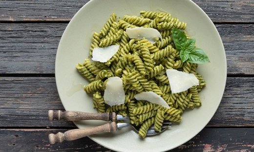 Βίδες με πέστο βασιλικού από τον Άκη Πετρετζίκη