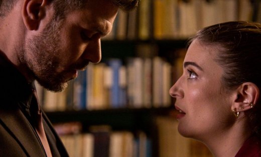 Παγιδευμένοι και πλέον διαζευγμένοι η Άννα και ο Δημήτρης με τις οικογένειές τους διαλυμένες