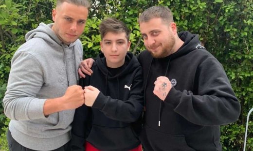 Η νέα φωτό του πανύψηλου 15χρονου Ανδρέα Καρβέλα ο οποίος πλέον έχει και fan page