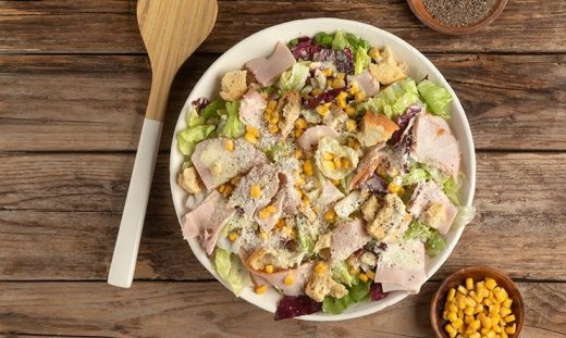 Γρήγορη Caesar salad από τον Άκη Πετρετζίκη