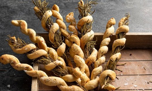 Φτιάξτε εύκολα κριτσίνια με μυρωδικά όπως ο Άκης Πετρετζίκης