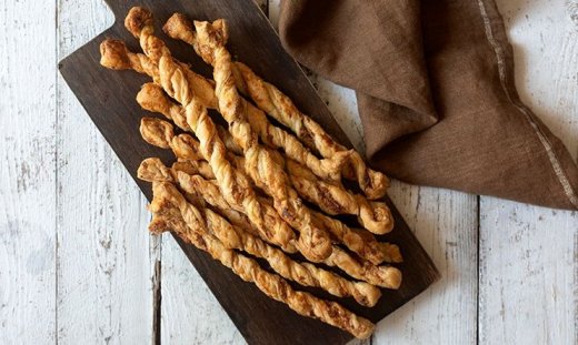 Φτιάξτε κριτσίνια σφολιάτας με 2 υλικά όπως ο Άκης Πετρετζίκης