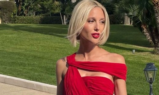 Η Μαρία Ολυμπία Γλύξμπουργκ με κόκκινο κραγιόν και μακιγιάζ ιδανικό για party looks