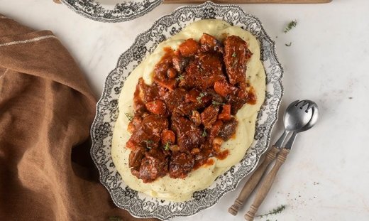 Μοσχάρι μπρεζέ με μανιτάρια και κόκκινο κρασί από τον Άκη Πετρετζίκη!