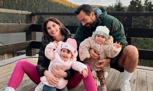 Η Χριστίνα Μπόμπα και οι δίδυμες κόρες της έκαναν έκπληξη στον Σάκη Τανιμανίδη για τα γενέθλιά του