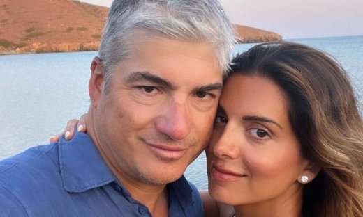 Σταματίνα Τσιμτσιλή: Ο Θέμης Σοφός αγκαλιά με τη Νάγια και τη Μαίρη