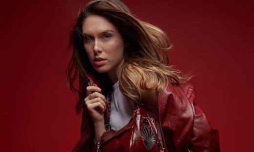 Αφροδίτη Λιάντου: Ποζάρει με μίνι φούστα και το απόλυτο jacket της Άνοιξης!