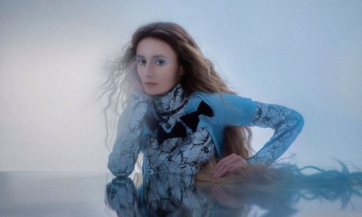 Η Σίλια Κατραλή μας προσκαλεί σε «Μια Εδέμ με χαμηλό ενοίκιο»