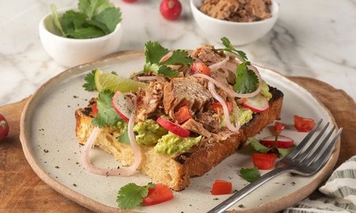 Healthy αβοκάντο τοστ με καπνιστό τόνο από τον Άκη Πετρετζίκη!