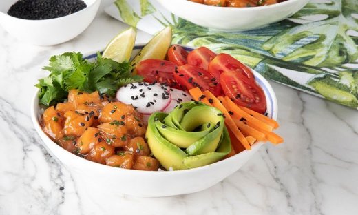 Poke bowl με ταρτάρ σολομού από τον Άκη Πετρετζίκη