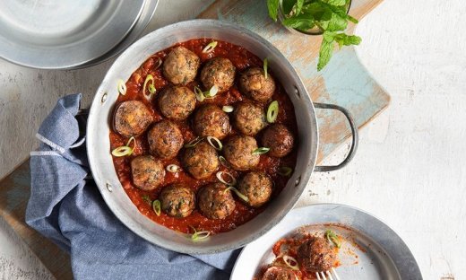 Χταποδοκεφτέδες με σάλτσα ντομάτας από τον Άκη Πετρετζίκη