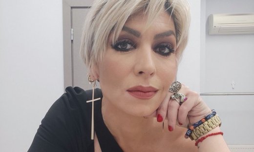 Η «Γυναίκα με τα μαύρα» οδηγεί μηχανή, φοράει hot ρούχα & εξηγεί γιατί έκοψε τα μαλλιά της (εικόνες)