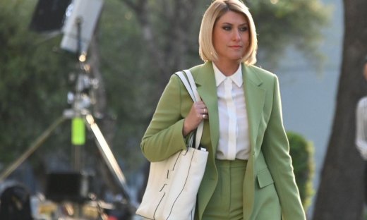 Debate: Να σε ποιο brand ανήκει το olive κοστούμι που φόρεσε η Σία Κοσιώνη